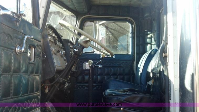 image for item E8352 1981 Peterbilt semi truck