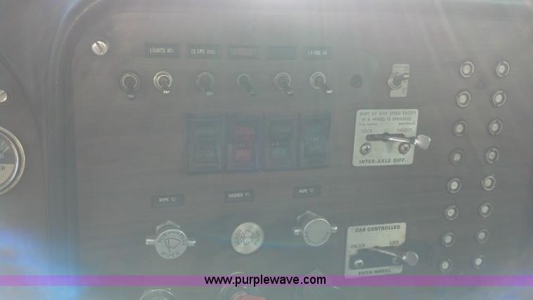 image for item E8352 1981 Peterbilt semi truck