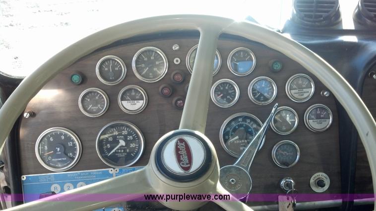 image for item E8352 1981 Peterbilt semi truck
