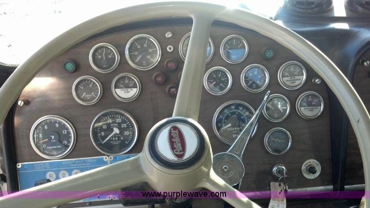 image for item E8352 1981 Peterbilt semi truck