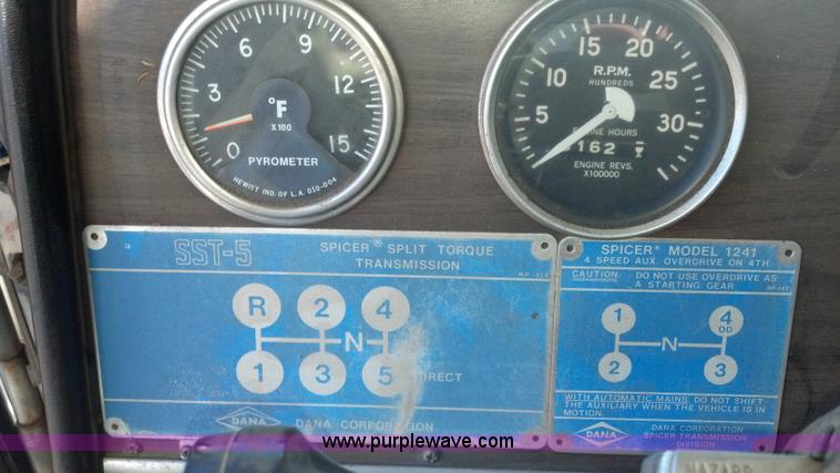 image for item E8352 1981 Peterbilt semi truck