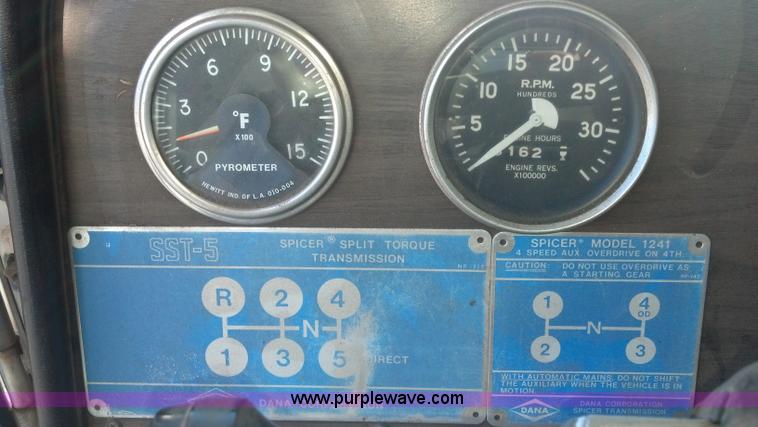 image for item E8352 1981 Peterbilt semi truck