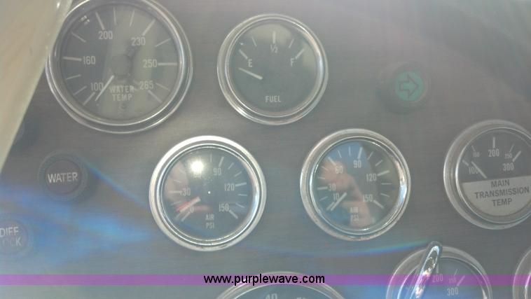 image for item E8352 1981 Peterbilt semi truck