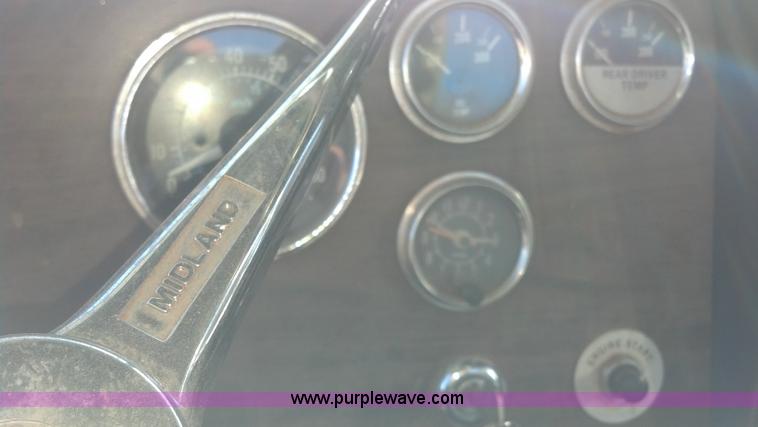 image for item E8352 1981 Peterbilt semi truck