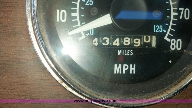 image for item E8352 1981 Peterbilt semi truck