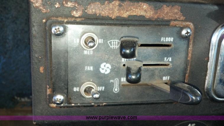 image for item E8352 1981 Peterbilt semi truck