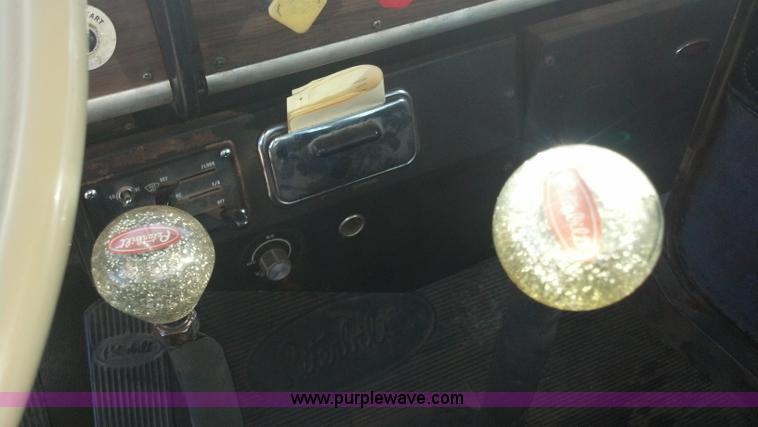 image for item E8352 1981 Peterbilt semi truck