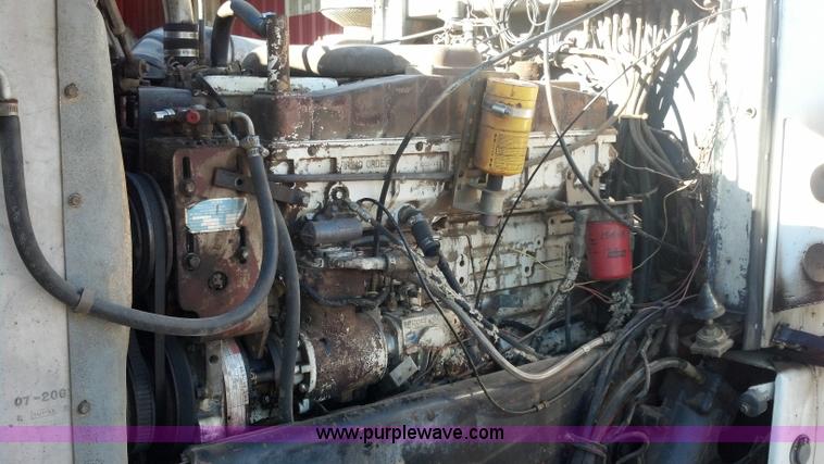 image for item E8352 1981 Peterbilt semi truck