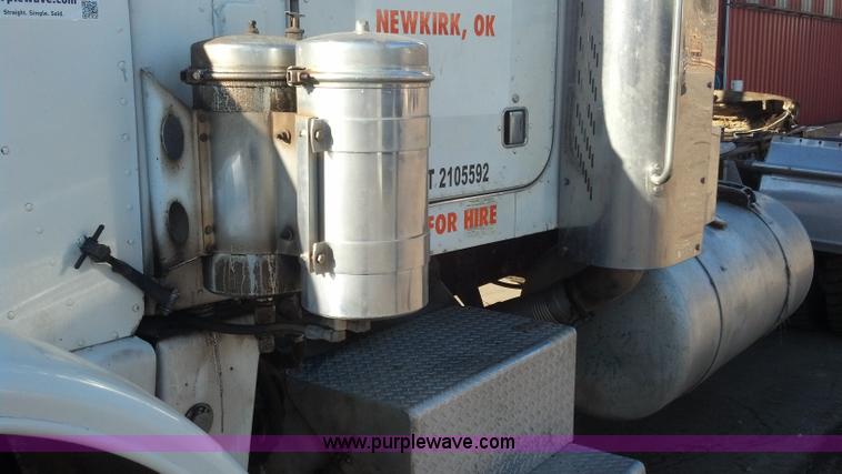 image for item E8352 1981 Peterbilt semi truck