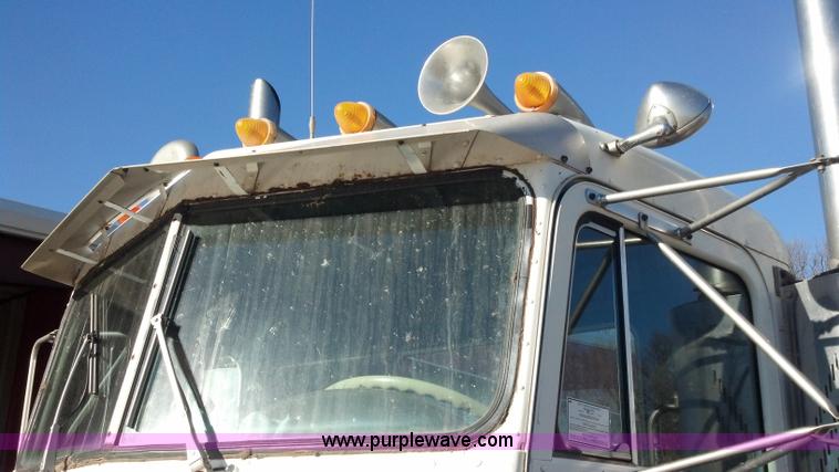 image for item E8352 1981 Peterbilt semi truck