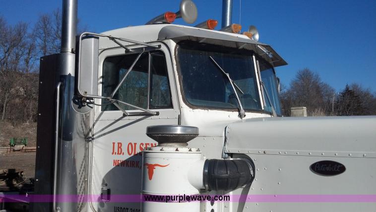 image for item E8352 1981 Peterbilt semi truck