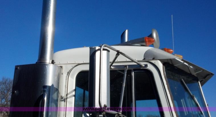 image for item E8352 1981 Peterbilt semi truck