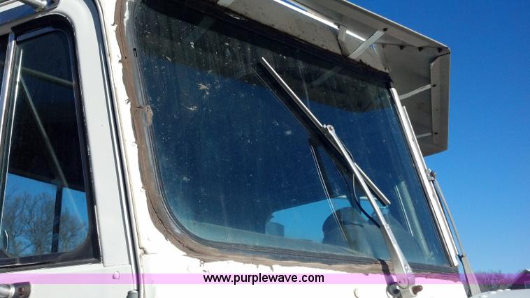 image for item E8352 1981 Peterbilt semi truck