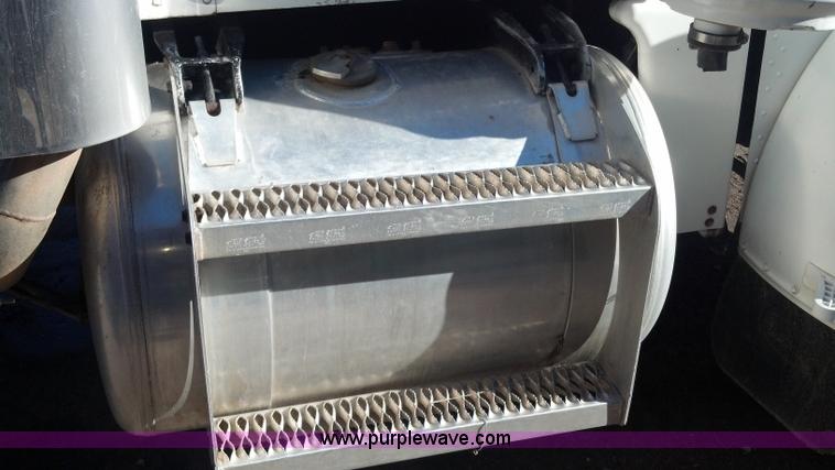 image for item E8352 1981 Peterbilt semi truck