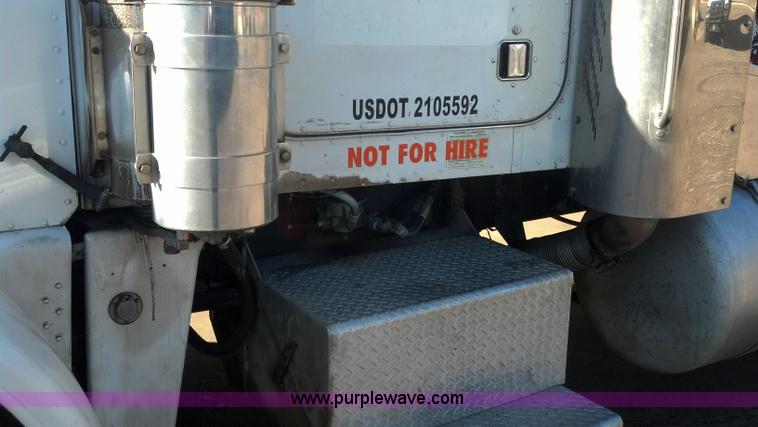 image for item E8352 1981 Peterbilt semi truck