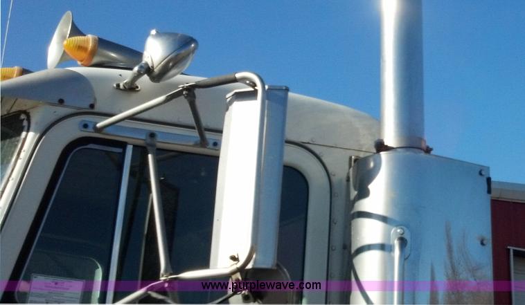 image for item E8352 1981 Peterbilt semi truck