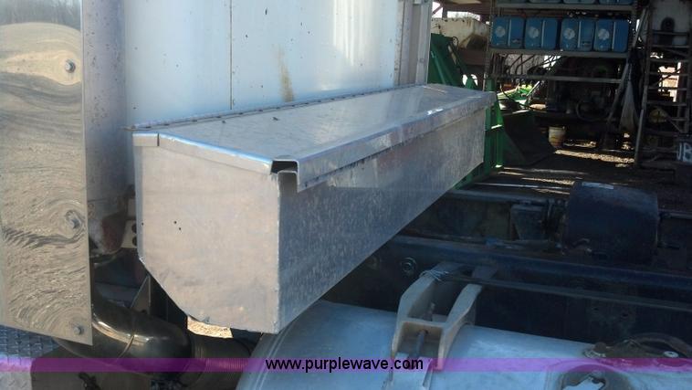 image for item E8352 1981 Peterbilt semi truck