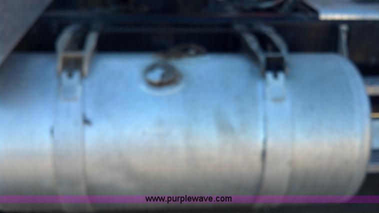 image for item E8352 1981 Peterbilt semi truck