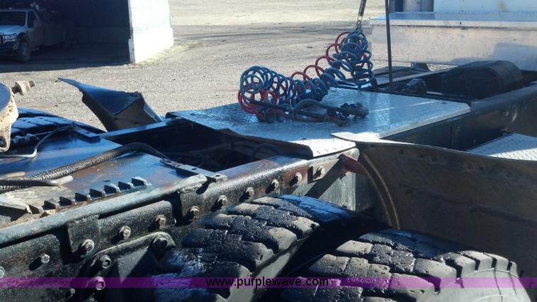 image for item E8352 1981 Peterbilt semi truck