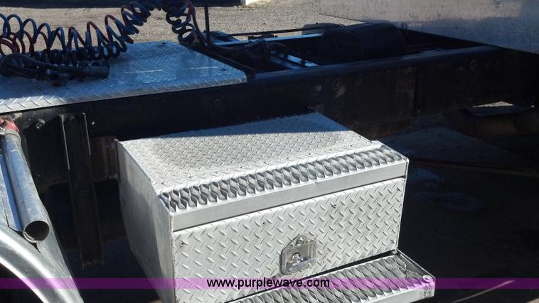 image for item E8352 1981 Peterbilt semi truck