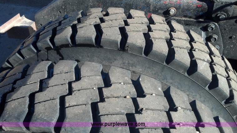 image for item E8352 1981 Peterbilt semi truck