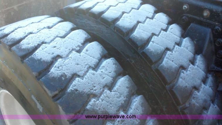 image for item E8352 1981 Peterbilt semi truck