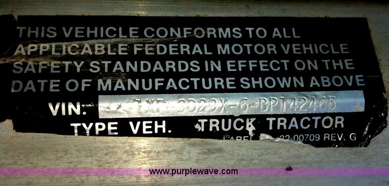 image for item E8352 1981 Peterbilt semi truck