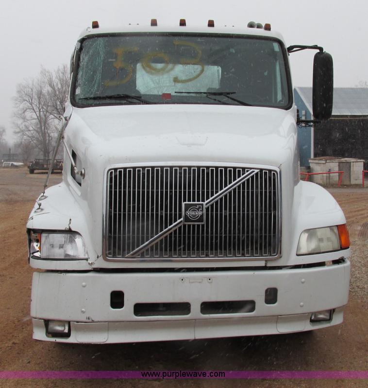 image for item F4707 2003 Volvo semi truck