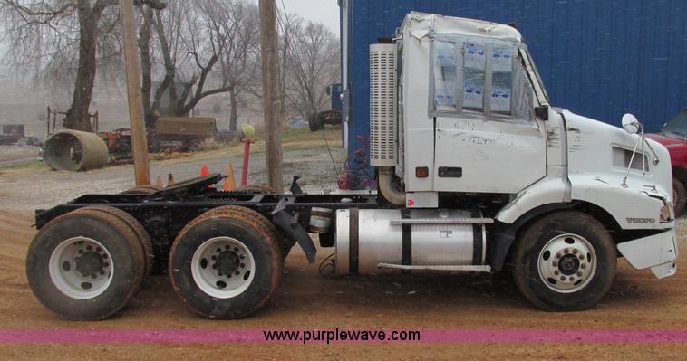 image for item F4707 2003 Volvo semi truck