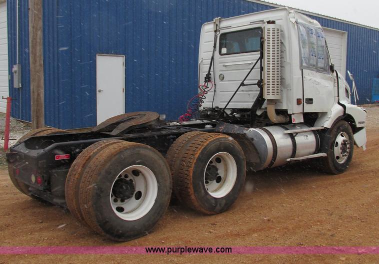 image for item F4707 2003 Volvo semi truck