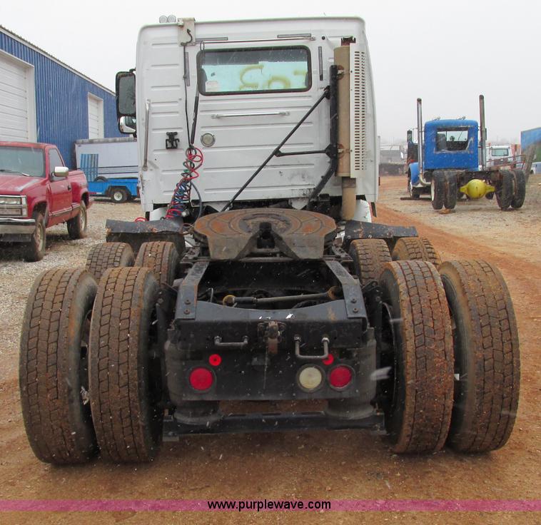 image for item F4707 2003 Volvo semi truck