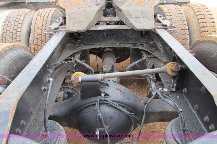 image for item F4707 2003 Volvo semi truck