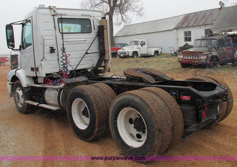 image for item F4707 2003 Volvo semi truck
