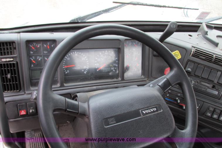image for item F4707 2003 Volvo semi truck