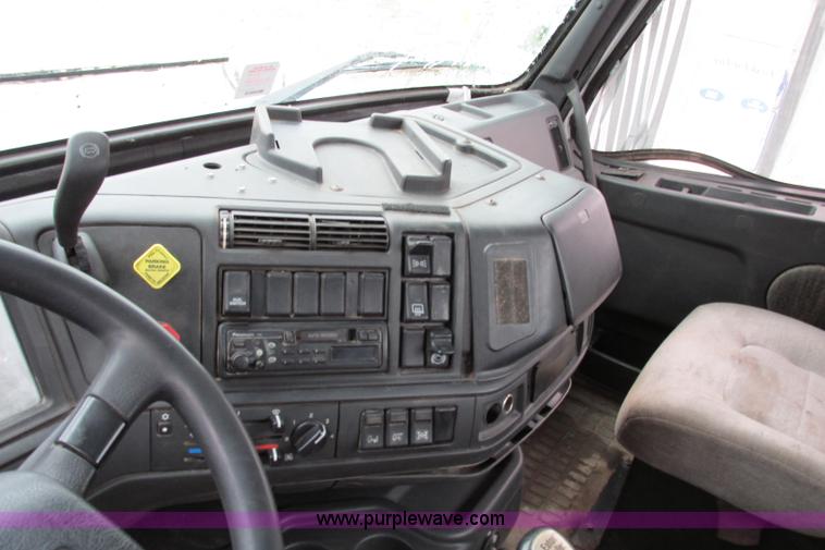 image for item F4707 2003 Volvo semi truck