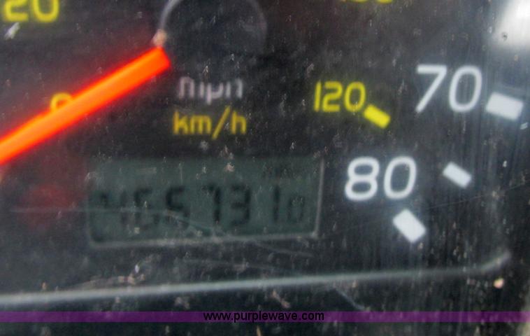 image for item F4707 2003 Volvo semi truck