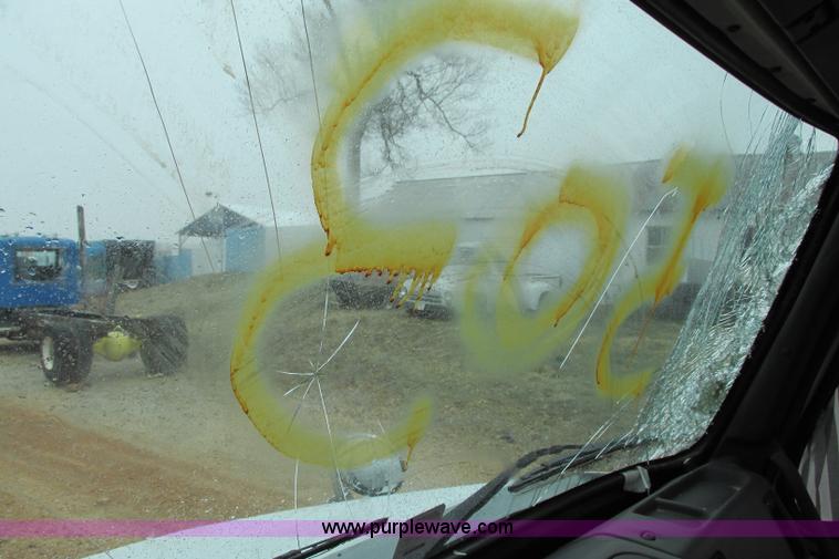 image for item F4707 2003 Volvo semi truck