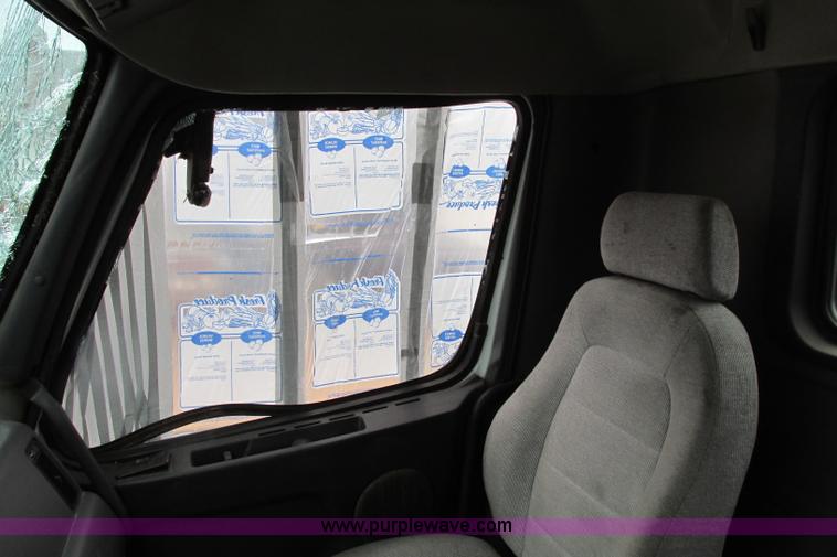 image for item F4707 2003 Volvo semi truck