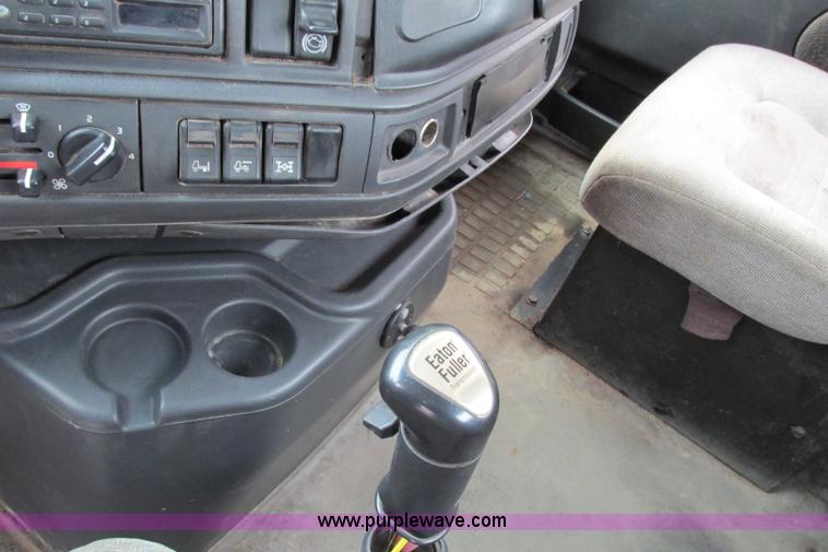 image for item F4707 2003 Volvo semi truck