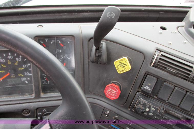 image for item F4707 2003 Volvo semi truck