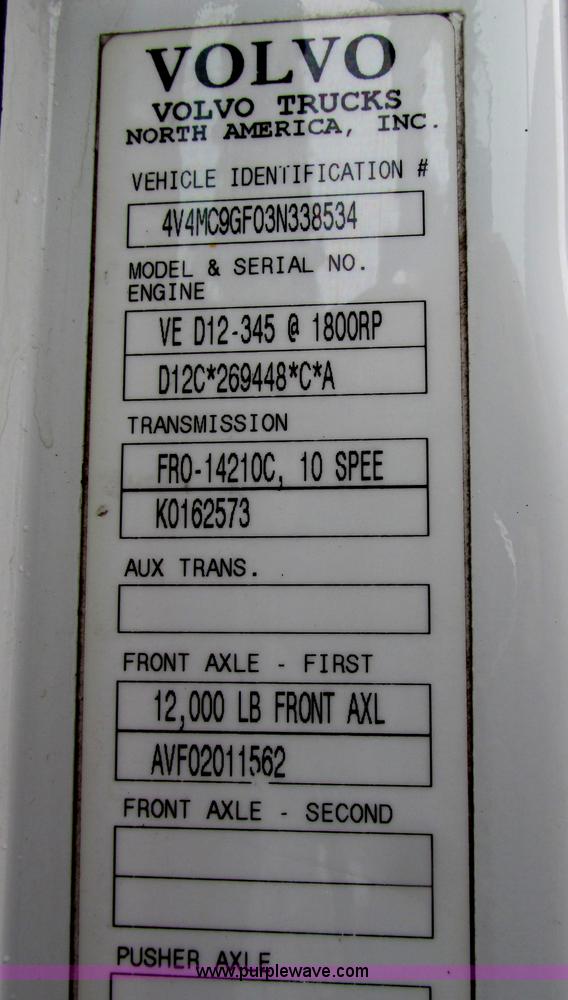 image for item F4707 2003 Volvo semi truck