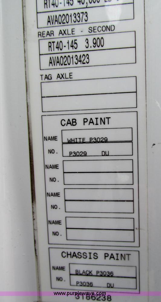 image for item F4707 2003 Volvo semi truck