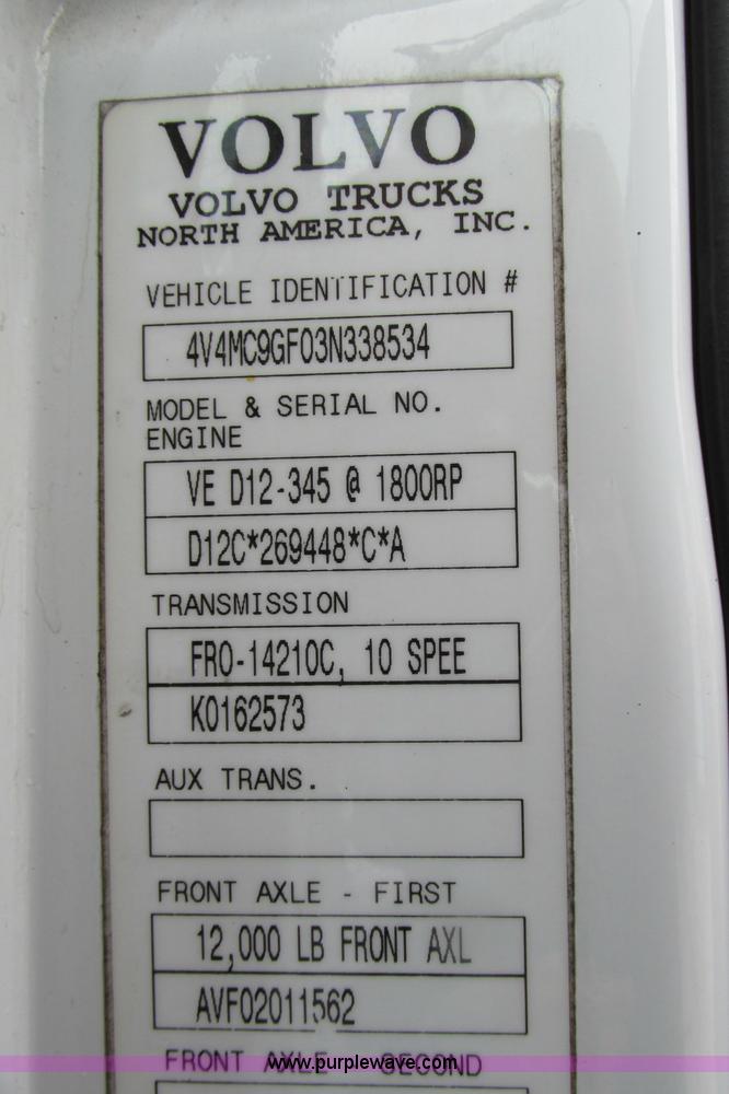 image for item F4707 2003 Volvo semi truck