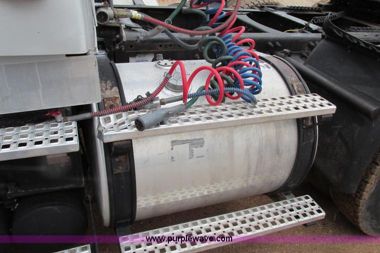 image for item F4707 2003 Volvo semi truck