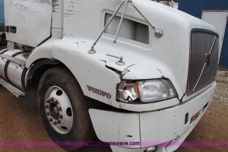 image for item F4707 2003 Volvo semi truck