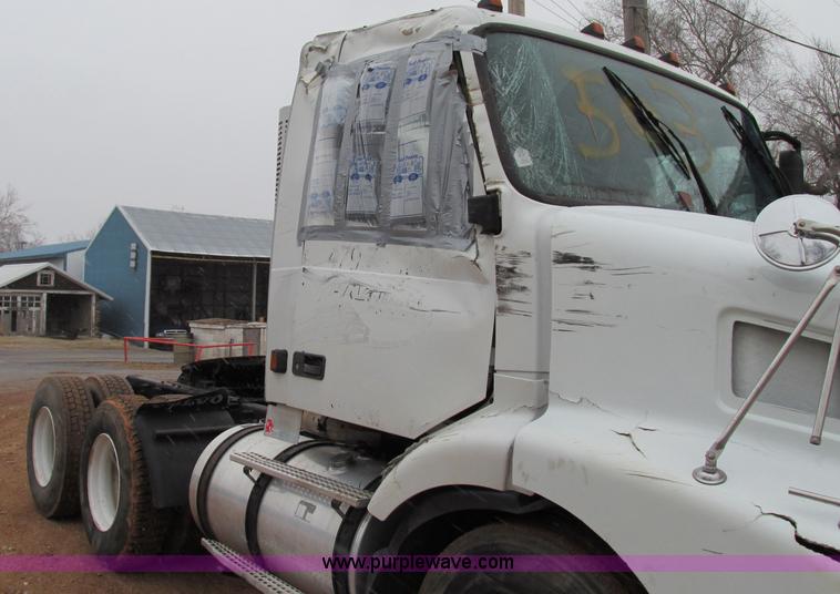 image for item F4707 2003 Volvo semi truck