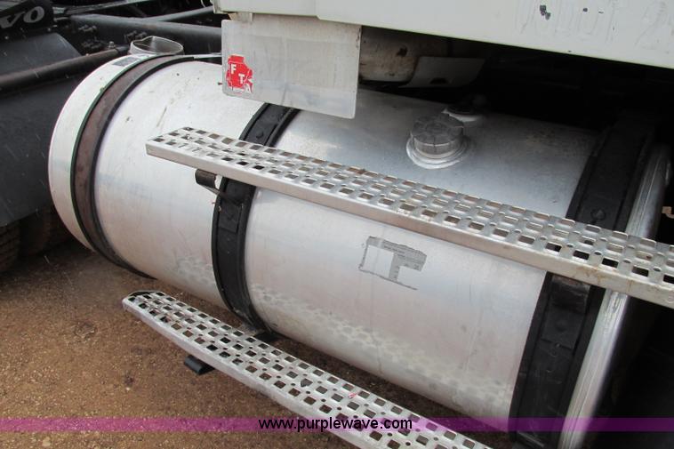 image for item F4707 2003 Volvo semi truck