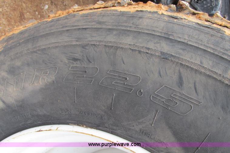 image for item F4707 2003 Volvo semi truck