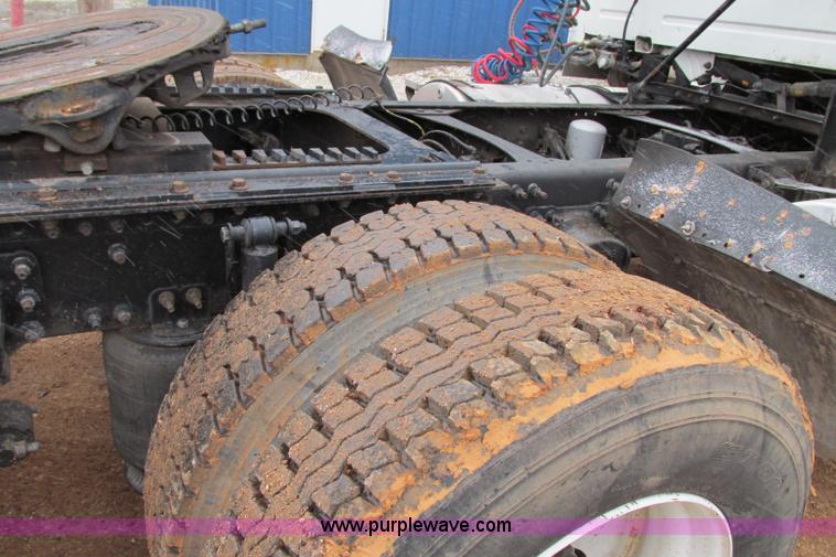 image for item F4707 2003 Volvo semi truck