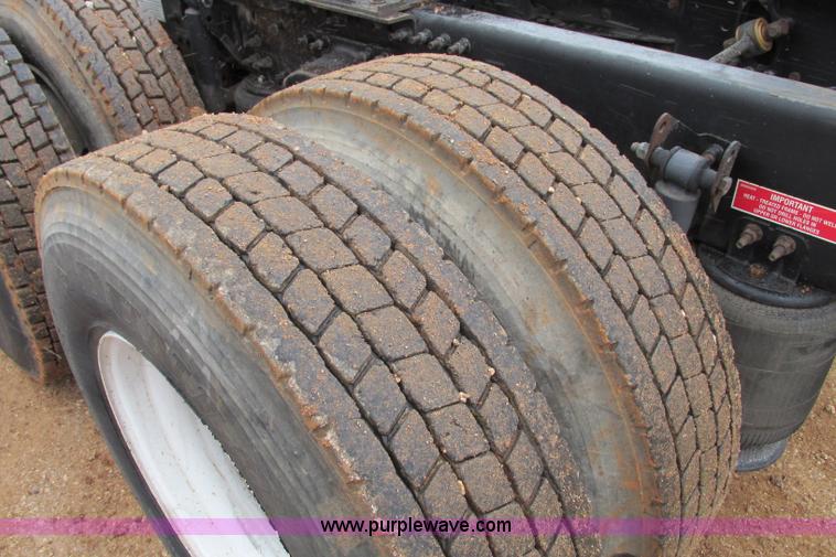 image for item F4707 2003 Volvo semi truck